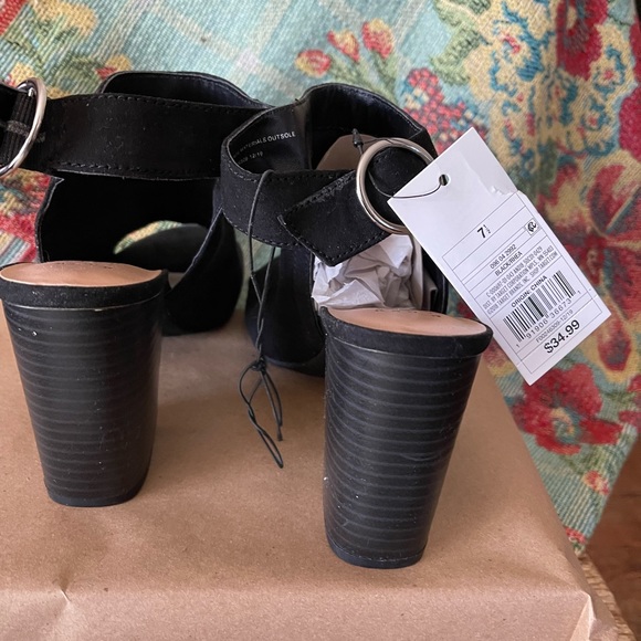 A NEW DAY NWT peep toe black suede stacked heel - Picture 2 of 3